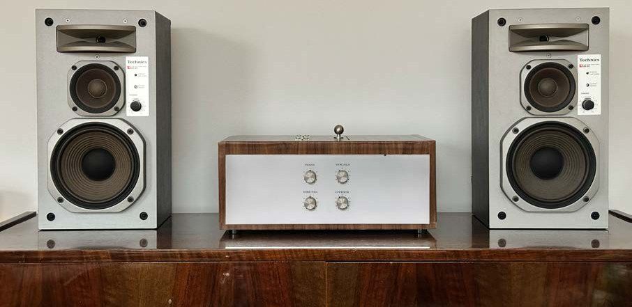 Mockup of the layers concept: an amplifier with four knobs between two speakers