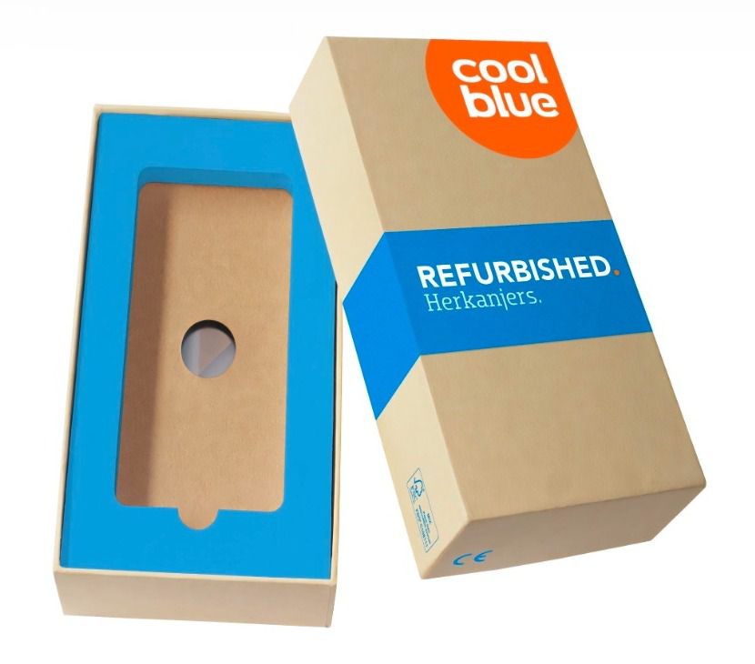 The chosen refurbished iPhone box: a cardboard sleeve with a blue band and the Coolblue logo, next to the open tray with its swappable insert